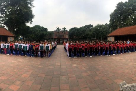 Trường tiểu học Long Biên, Hà Nội tổ chức lễ dâng hương và kết nạp đội tại di tích Văn Miếu – Quốc Tử Giám
