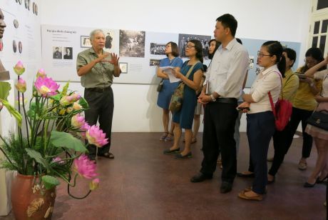 Cán bộ Trung tâm HĐVHKH Văn Miếu – Quốc Tử Giám thăm quan bảo tàng Nguyễn Văn Huyên