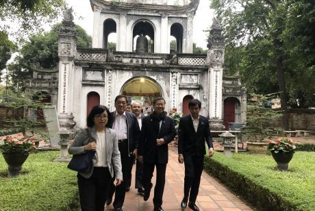 First Vice Chairman of the Legislative Council of Thailand visited Van Mieu-Quoc Tu Giam.