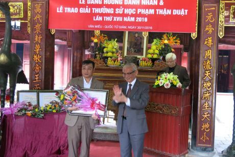 Lễ dâng hương danh nhân và lễ trao giải thưởng sử học Phạm Thận Duật lần thứ XVII năm 2016.