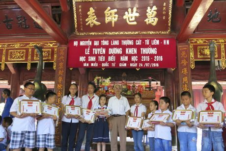 Họ Nguyễn Đại tông Làng Thượng Cát tổ chức lễ dâng hương và trao thưởng cho các cháu có thành tích xuất sắc trong học tập