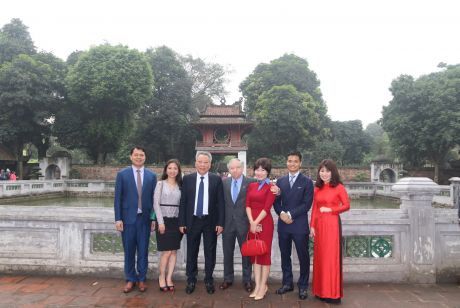 Chủ tịch Liên đoàn Ô tô Quốc tế (FIA) Jean Todt thăm Di tích Quốc gia đặc biệt Văn Miếu-Quốc Tử Giám.
