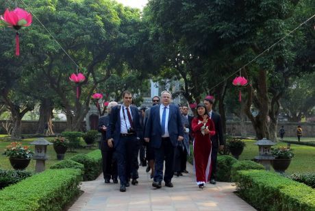 Bộ trưởng ngoại giao Hy Lạp ngài Nikos Kotzias thăm quan khu di tích quốc gia đặc biệt Văn Miếu – Quốc Tử Giám (13.02.2017)