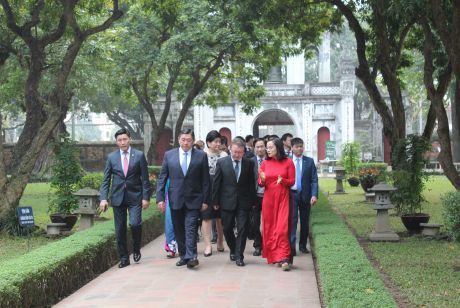 THE CHAIRMAN OF THE MONGOLIAN PARLIAMEN AND HIS WIFE VISITED VAN MIEU - QUOC TU GIAM.