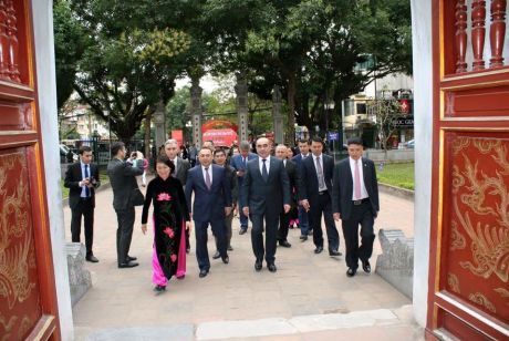 Phó thủ tướng cộng hòa Uzbekistan Mirzaev Zoyir thăm di tích Quốc gia đặc biệt Văn Miếu-Quốc Tử Giám