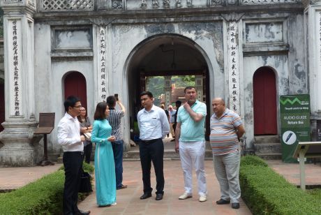 Uzbekistan Deputy Minister of Culture paid a visit to Van Mieu-Quoc Tu Giam.