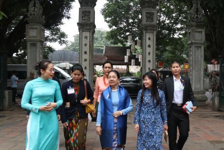 THE SPOUSE OF PRESIDENT OF FEDERAL REPUBLIC MYANMAR VISITED VAN MIEU