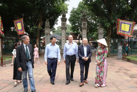 MINISTER OF FOREIGN AFFAIRS ITALY VISITED VAN MIEU – QUOC TU GIAM