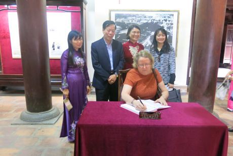 Quyền Trưởng đại diện Văn phòng UNESCO tại Việt Nam thăm quan Di tích Quốc gia đặc biệt Văn Miếu - Quốc Tử Giám