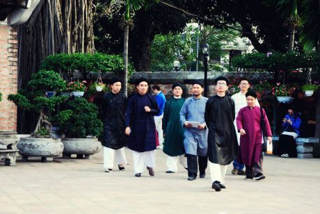 Dinh Lang Viet Group gave a public show of Vietnamese traditional dress in Van Mieu-Quoc Tu Giam.